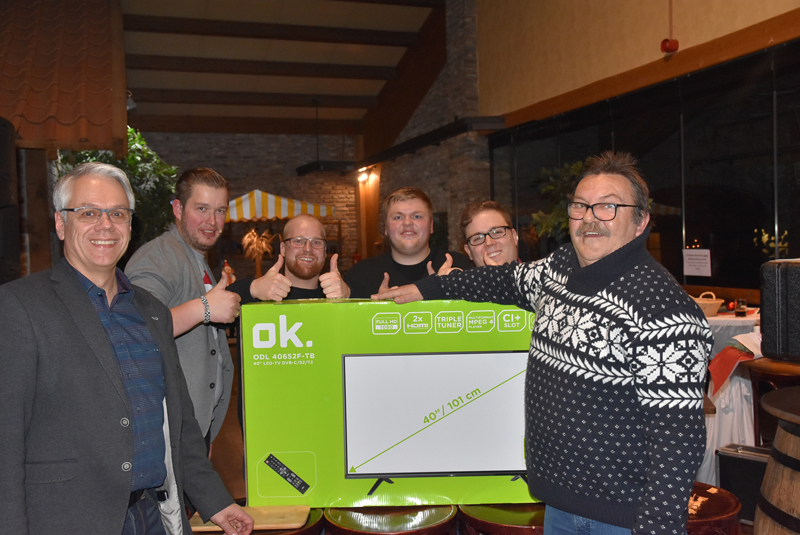 Der Hauptgewinner mit Betreuern und der Losfee