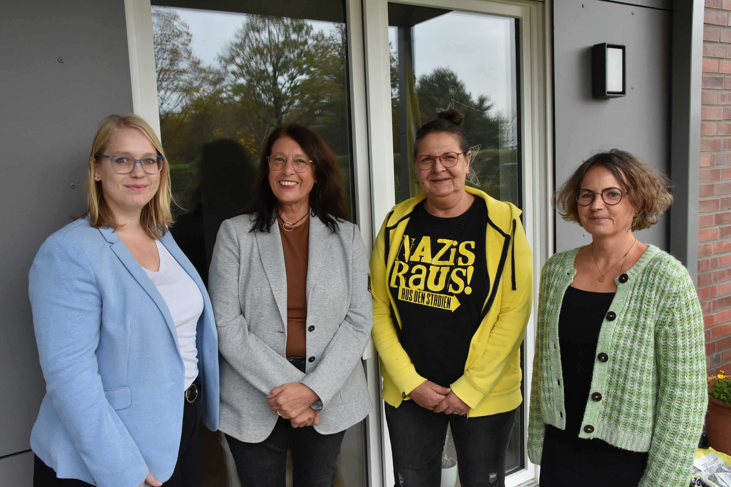 Zufrieden mit dem neuen Mietverhältnis: vlnr.: Martina Brams und Bettina Keysers (KKB), Mieterin Frau D. und Diakonie-Mitarbeiterin Jutta Seven